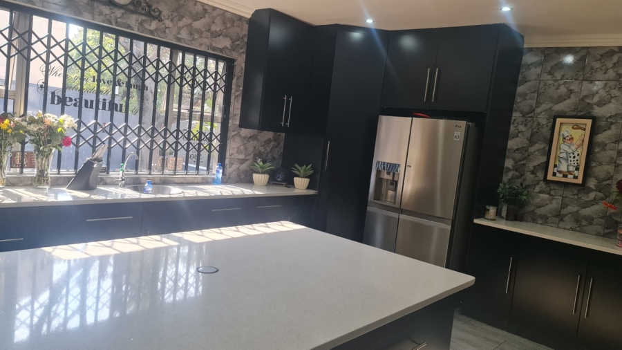 5 Bedroom Property for Sale in Protea Park North West